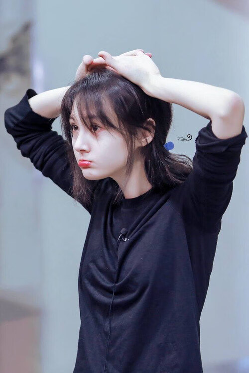 双前腰回撤提供更多出球角度,双前腰实况